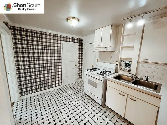 235 Lafayette Ave NE #3 — Photo 6