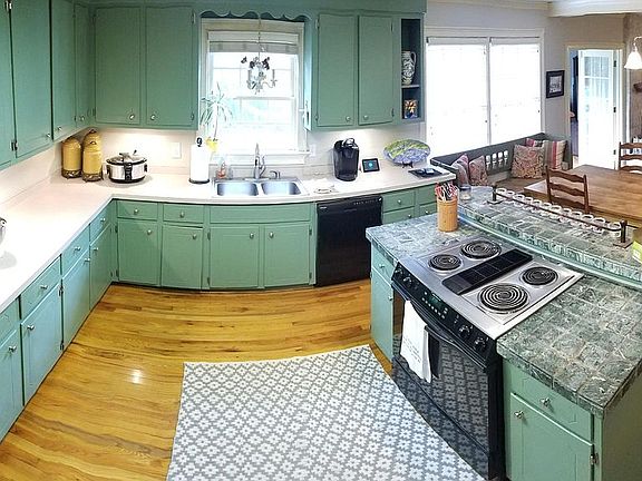 Spacious Kitchen w Island Stove/oven & Dinette