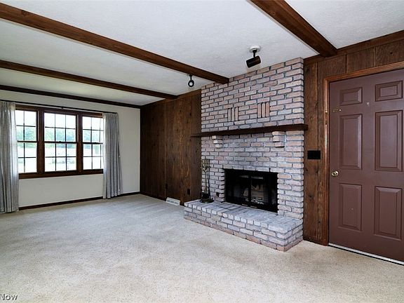 5th image of 1585 Hemlock Dr