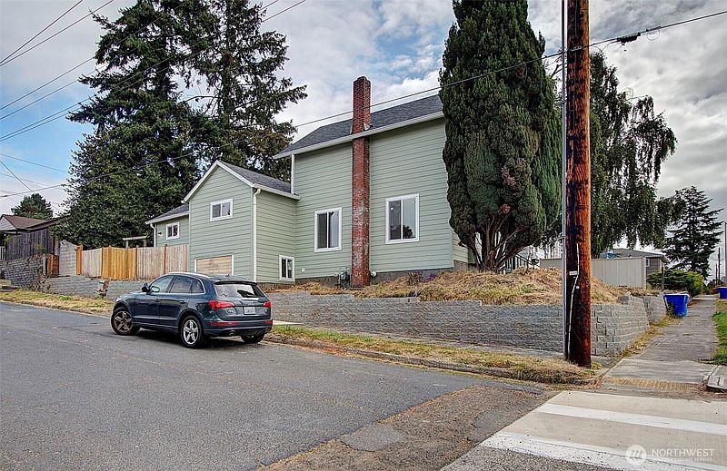 2nd image of 601 Cowlitz Way