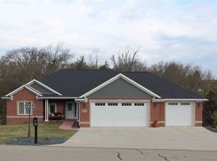 8048 Southern Hills Cir, Dubuque, IA 52003