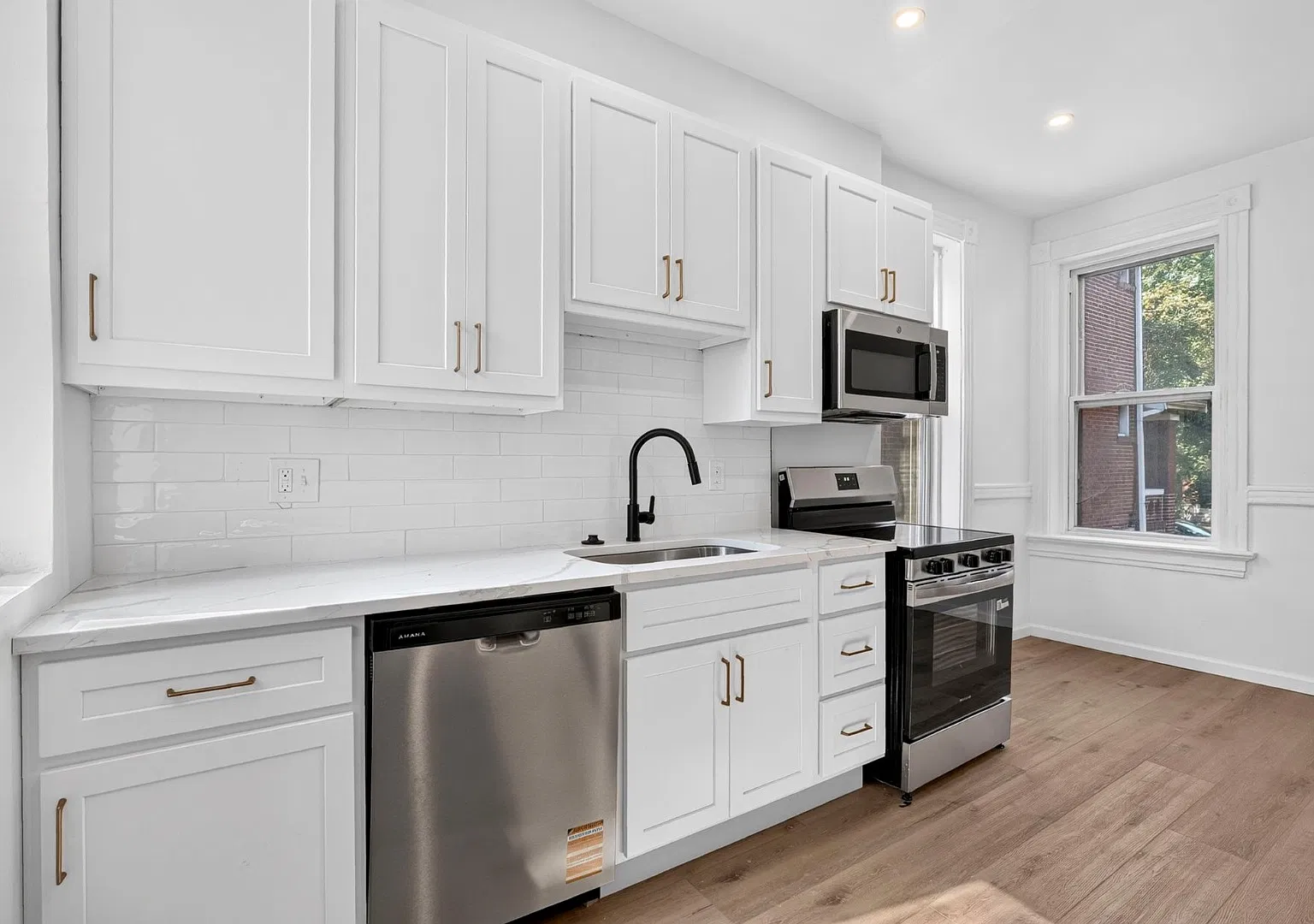920 Bates St — Photo 1
