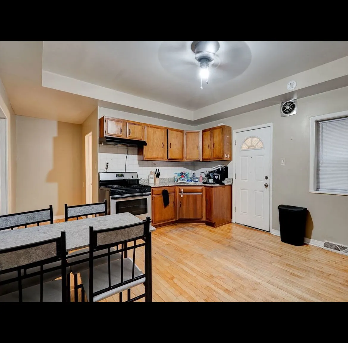 3 bed, 1000 sqft, $2,000 — Photo 2