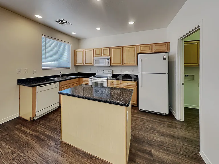 17403 W Langer Ln — Photo 3