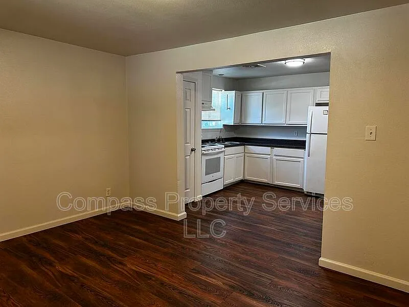 3 bed, 1.0 bath, 852 sqft, $1,300 — Photo 4
