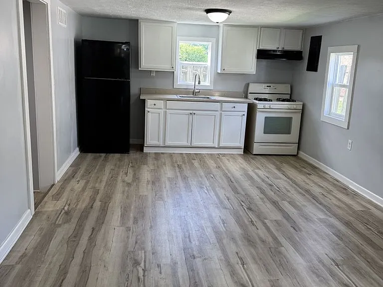102 Crabtree Dr — Photo 8