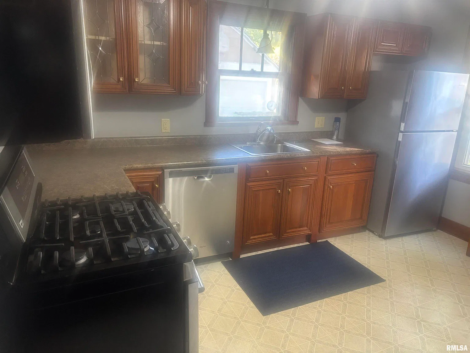 3 bed, 1.0 bath, 1200 sqft, $1,800 — Photo 2