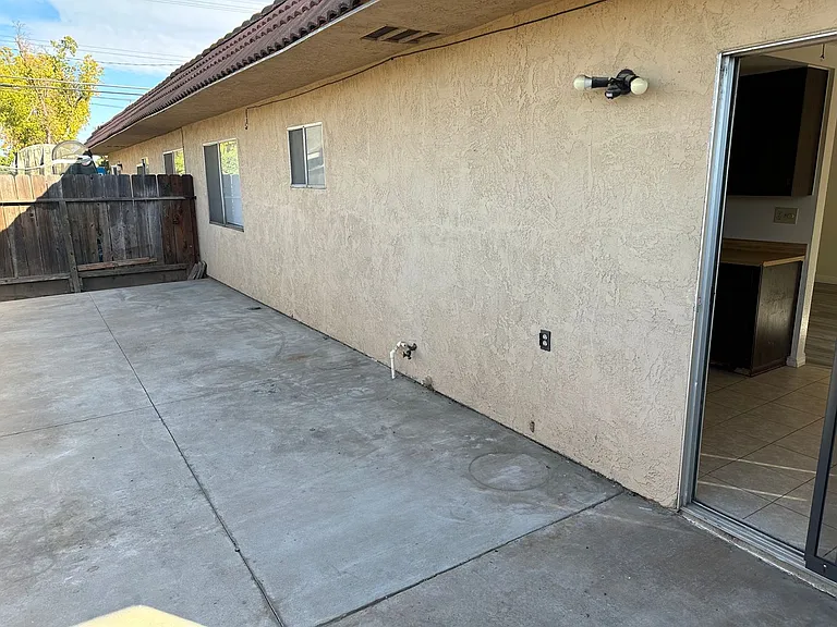 518 E Granger Ave — Photo 6