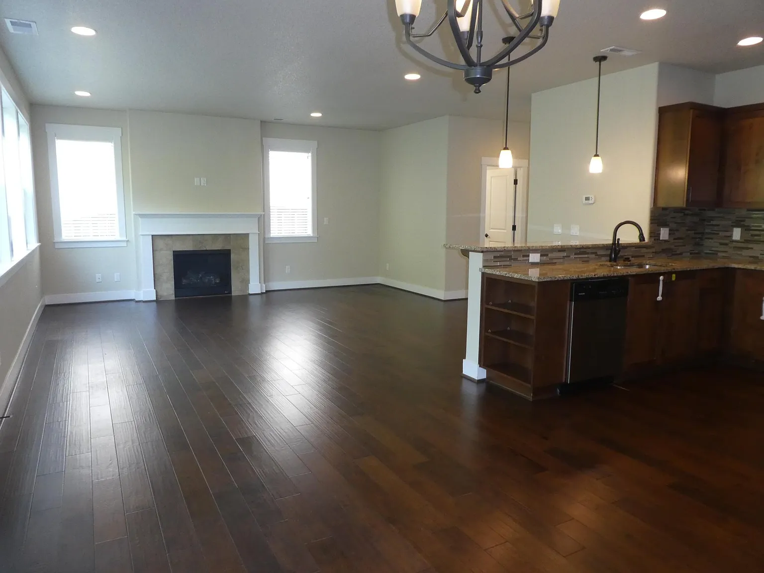 3 bed, 2.5 bath, 1924 sqft, $2,950 — Photo 2