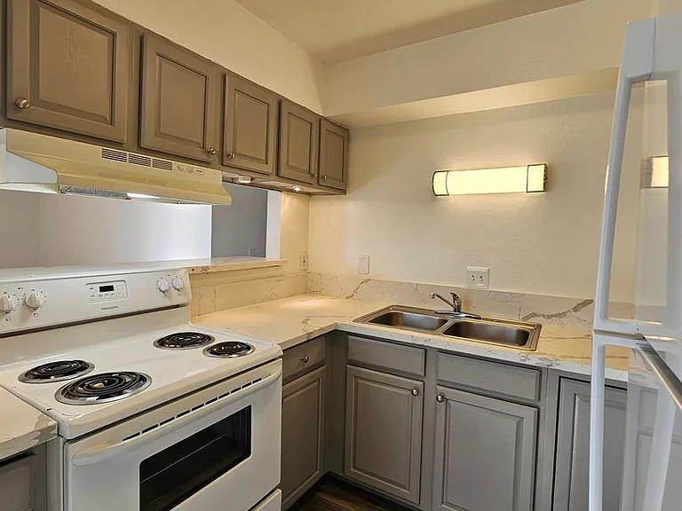 1834 Jefferson St — Photo 2