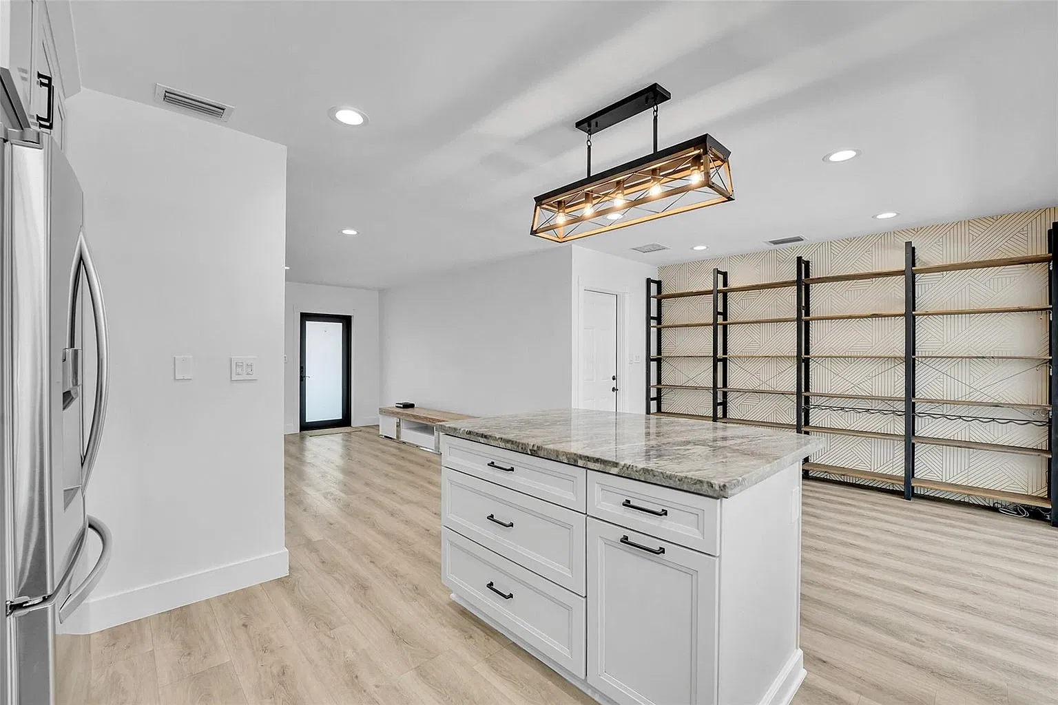4 bed, 2.0 bath, 2050 sqft, $7,500 — Photo 4