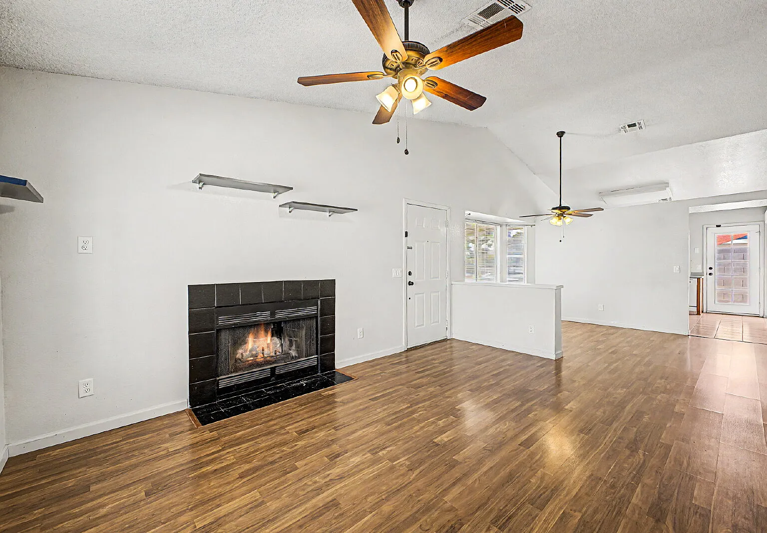 2 bed, 2.0 bath, 958 sqft, $1,895 — Photo 2