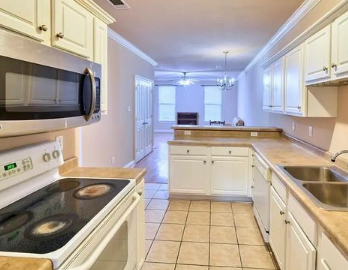 3 bed, 1601 sqft, $1,700 — Photo 4