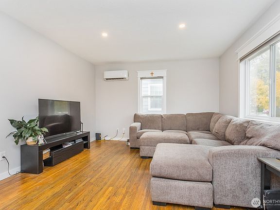 3rd image of 207 N Colville Street
