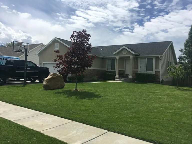 255 W Amanda Lynn Ln — Photo 1