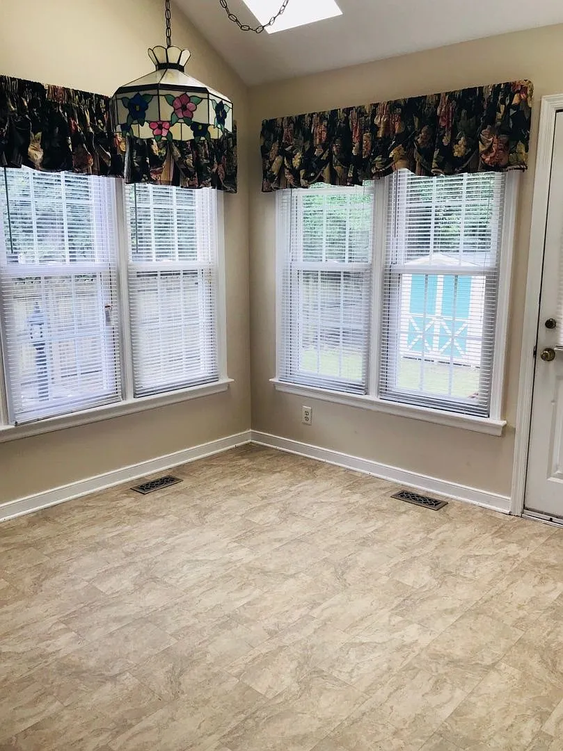 3 bed, 2.5 bath, 1464 sqft, $2,100 — Photo 4
