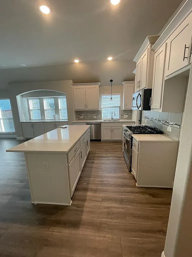 4 bed, 2453 sqft, $2,800 — Photo 4