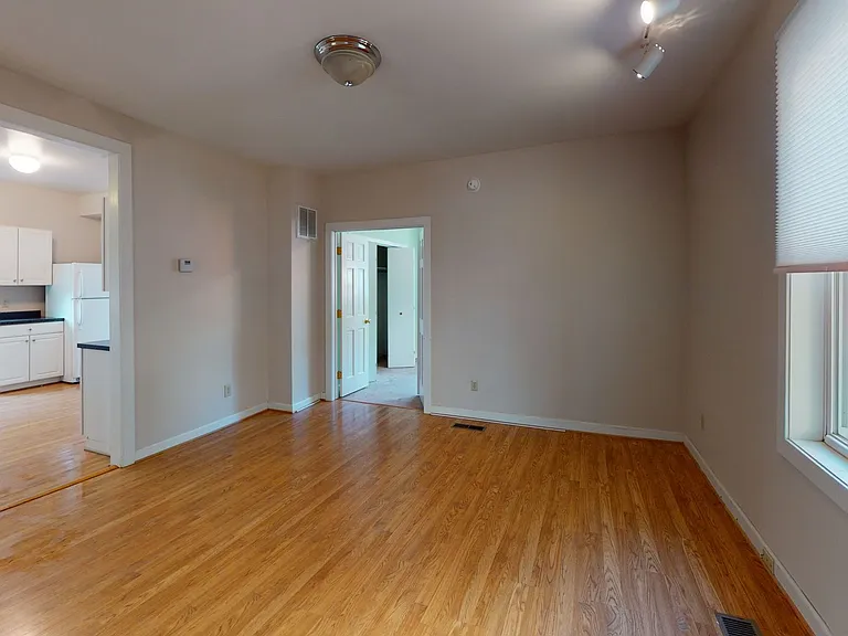 1122 Market St E — Photo 3