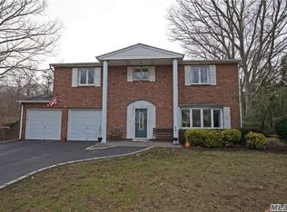 8 Autumn Dr, Mount Sinai, NY 11766