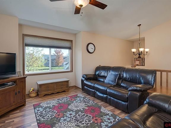 5th image of 212 Harbor Hill Dr