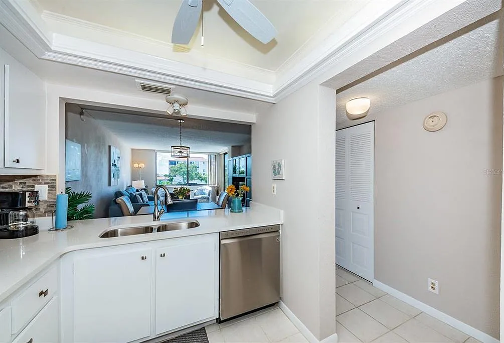 1 bed, 1.5 bath, 780 sqft, $1,990 — Photo 4