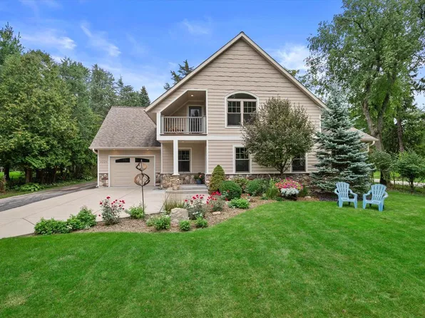 3226 N Interlaken DRIVE, Summit, WI 53066
