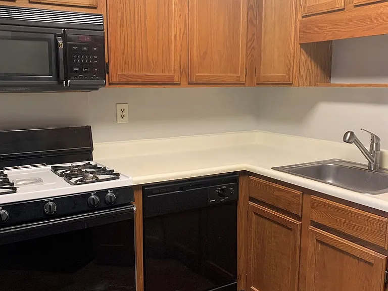 Garden Pointe Apartments — Photo 9
