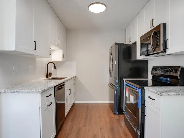 8855 N Maplebrook Ct, Brooklyn Park, MN 55445