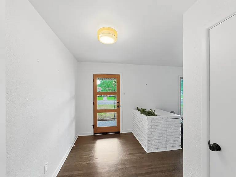 2137 Lenamon St — Photo 3