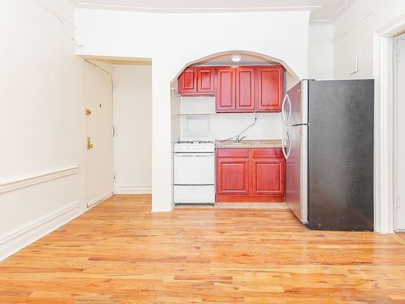 2nd image of 377 Montgomery St #E999
