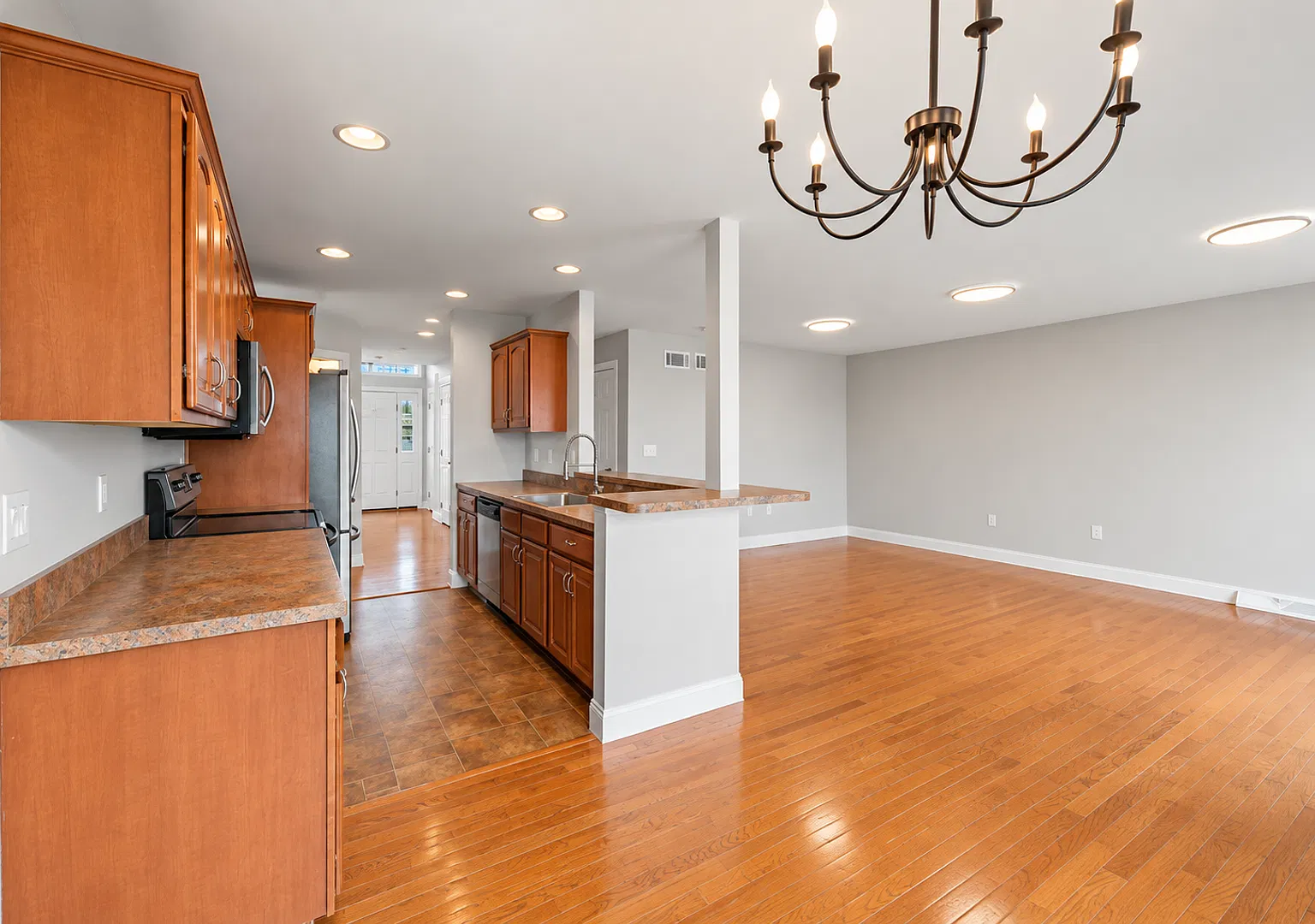 $2,300 Spacious 3 Bedroom 2.5 bath Townhome in Swatara Township — Photo 4