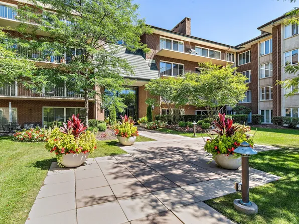 5 Oak Brook Club Dr APT S303, Oak Brook, IL 60523