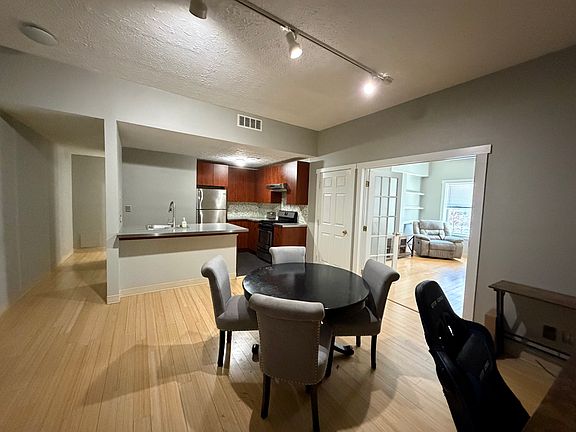 4th image of 852 N High St APT B