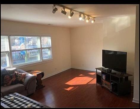 3rd image of 3639 N Ashland Ave #2