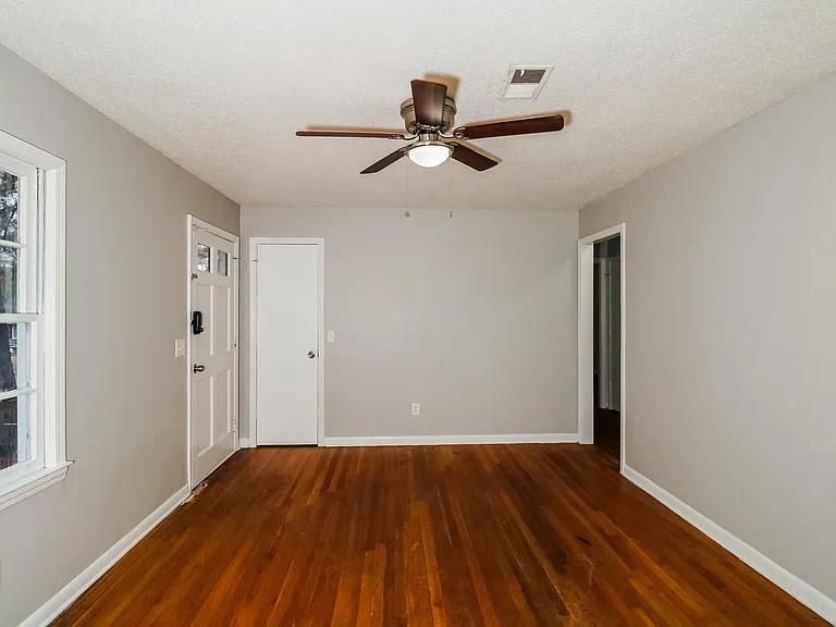 524439_020_living_room_13458600.jpg