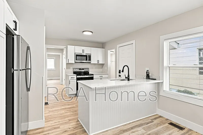 2 bed, 1.0 bath, 1100 sqft, $1,300 — Photo 3