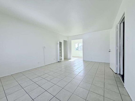 3rd image of 943 W 68th St