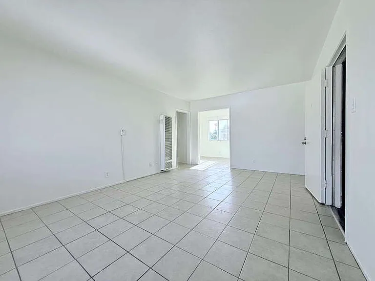 943 W 68th St #4 — Photo 3