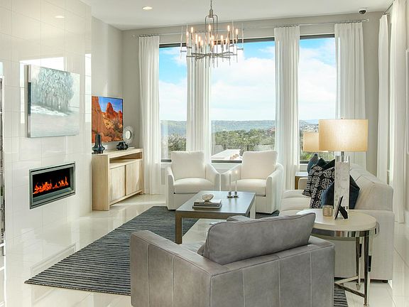 The Lynmar II Family Room