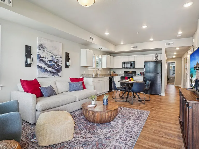 2602 N Cascade Ave — Photo 20