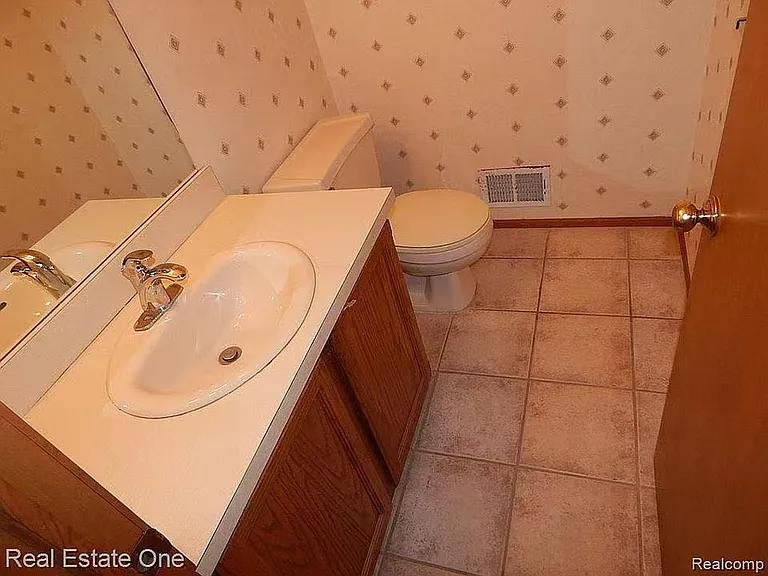 1947 N Fairview Ln — Photo 13