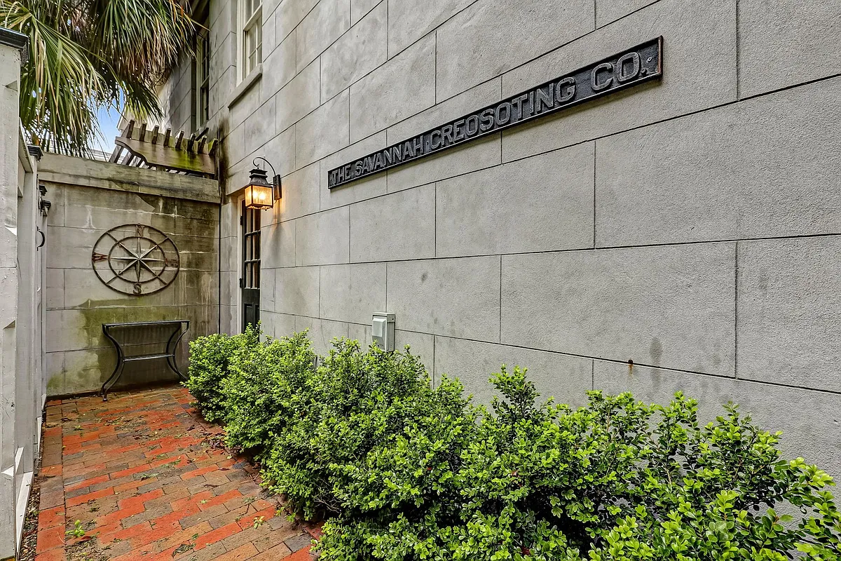 Building Photo - 405 E Perry St