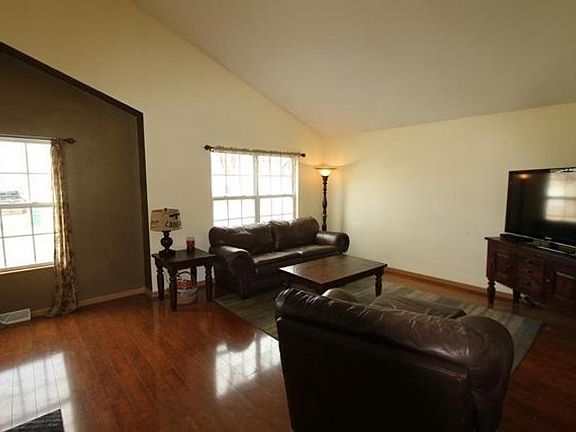 2nd image of 629 S Woodpine Dr
