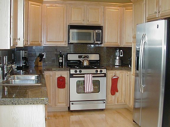 Kitchen w/ Granite & Stainless Appliances