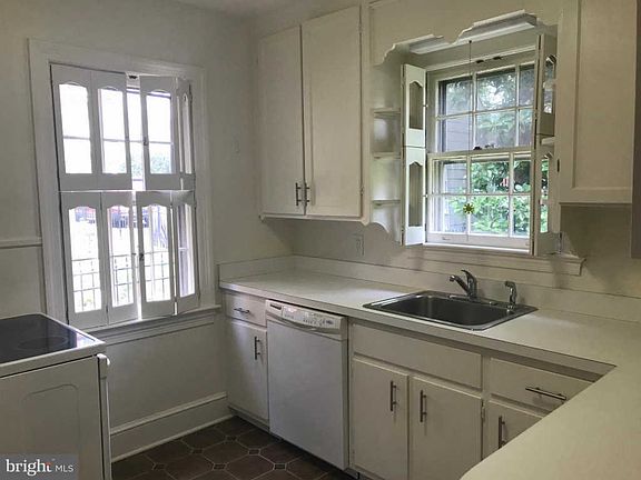 5th image of 129 N Highland St