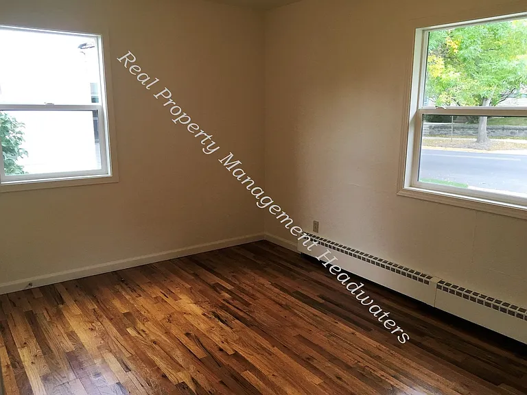 820 E Broadway St — Photo 6