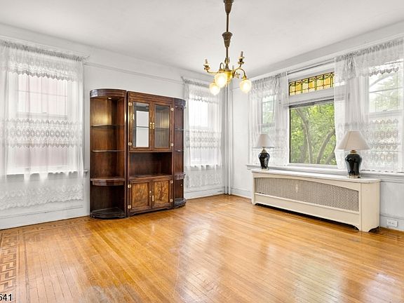 5th image of 204 Palisade Ave