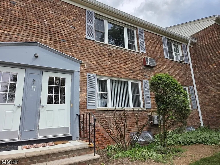 11 Wedgewood Dr #1 — Photo 2