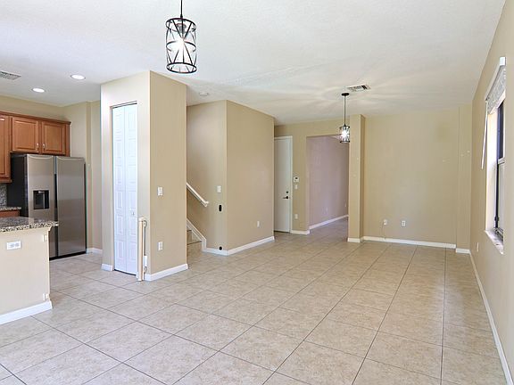 4th image of 634 NE 193RD Terrace