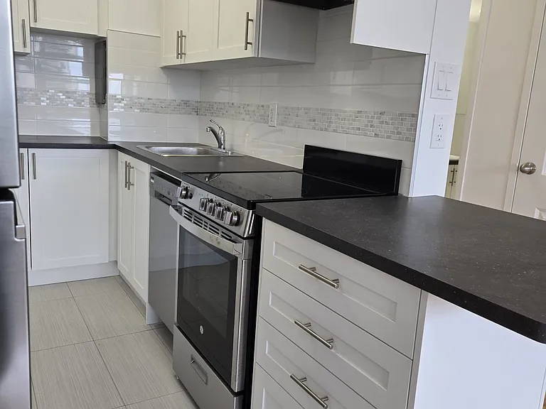 66 Broadway Ave — Photo 32